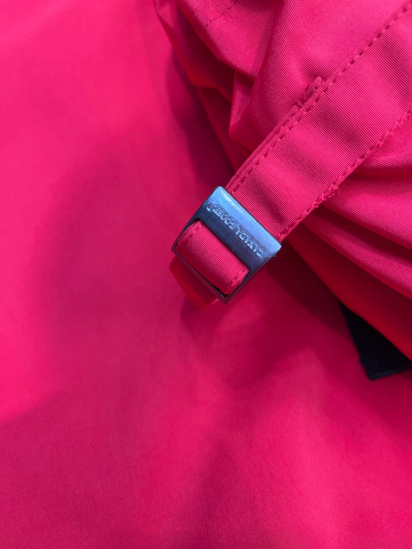 P840 𝘾𝘼𝙉𝘼𝘿𝘼 𝙂𝙊𝙊𝙎𝙀Big Goose 13# The design of Big Goose 13 is simple and elegant, a little longer than the 08 model, more suitable for men and suitable for business people. This down jacket is popular for its simple design, which is not only practical but also has a certain sense of fashion. In terms of applicability, the Daye 13 model provides good thermal insulation performance. Its thermal insulation coefficient is level 5, which can provide enough warmth and is suitable for wearing in cold environments. In addition, the Daye 13 model also has a high cost performance. Compared with other models, it provides a better balance between price and performance, making it more competitive in the market.  size：xs-xxl